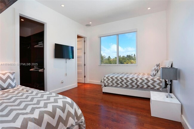 Building Photo - 573 Warren Ln