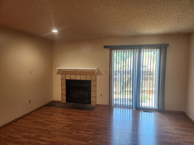 Building Photo - Updated 2 Story Townhome Close to UCCS