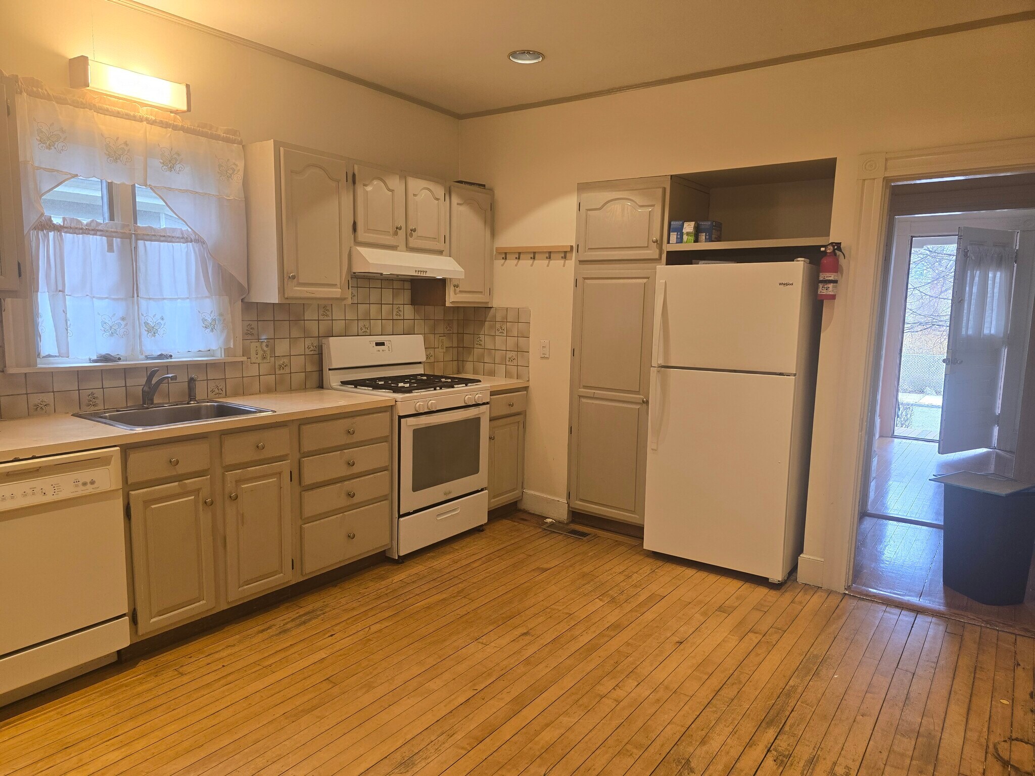 Building Photo - 17 Mason St