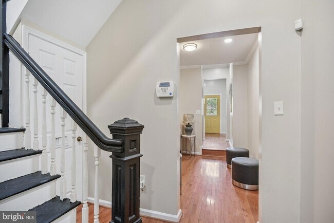 Building Photo - 321 Elm St NW