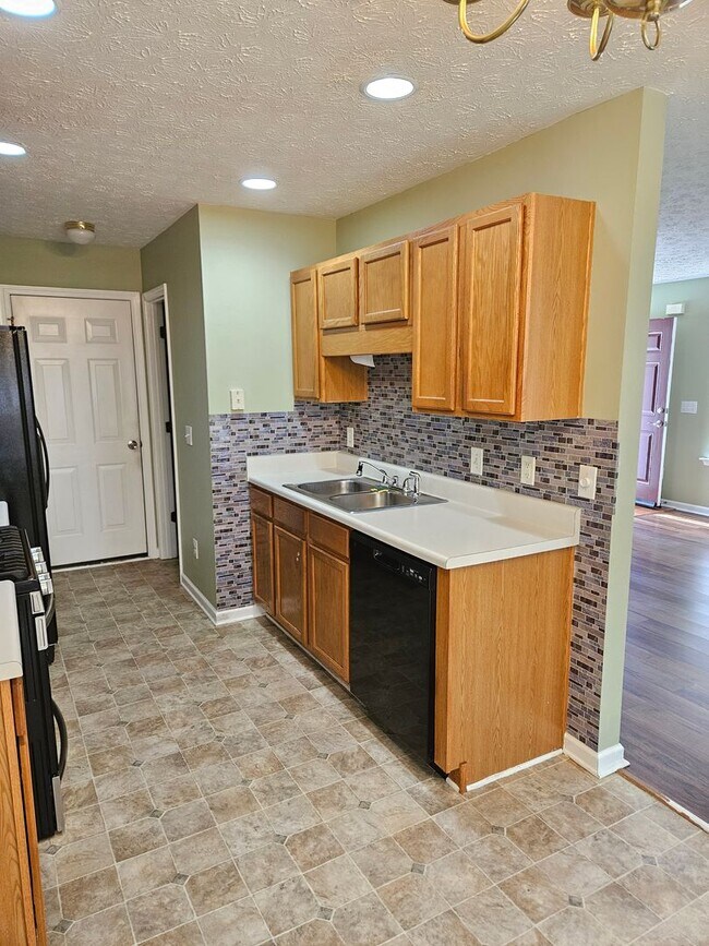 Building Photo - Rare 3 bed 2.5 located in the Etowah School District