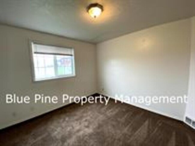 Building Photo - 2264 Stace St