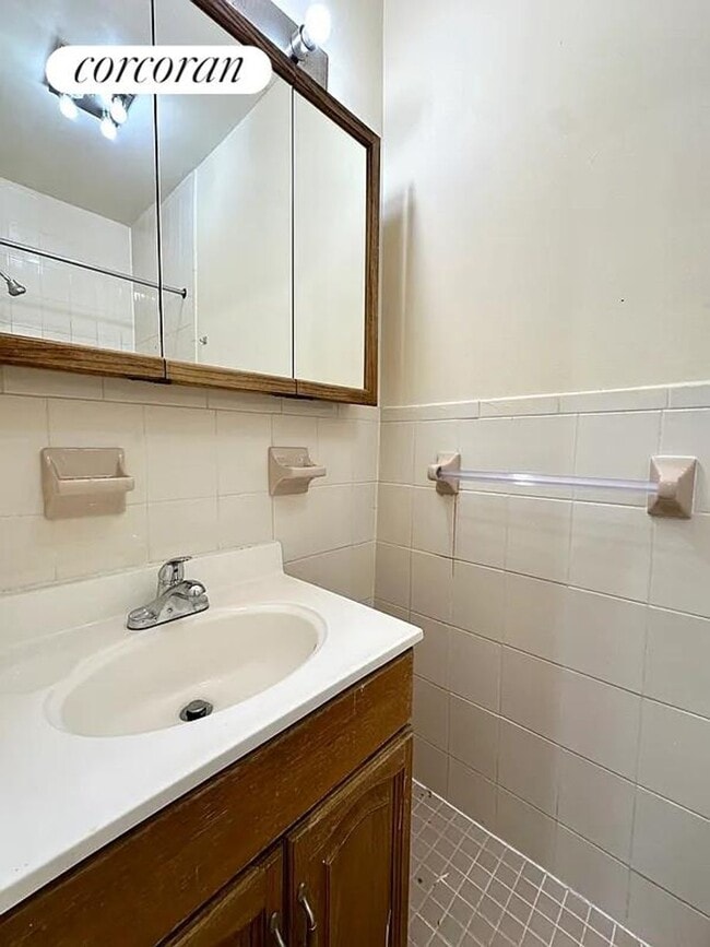 Building Photo - 434 E 75th St