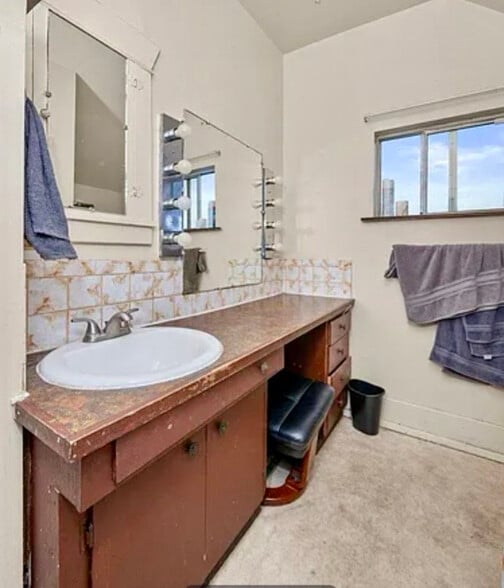 Building Photo - 1707 W Mansfield Ave