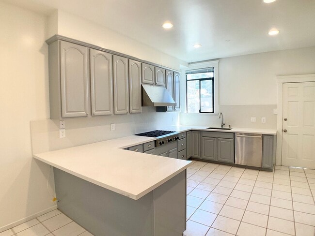 Building Photo - Stunning Multi-Level 4/2.5 W/ Dining Room....