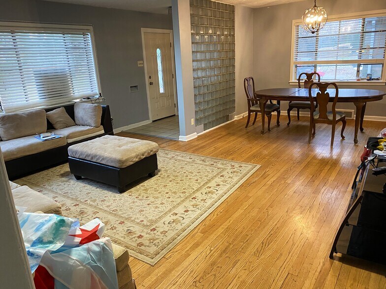 Living Room - 2000 E Atwater Ave