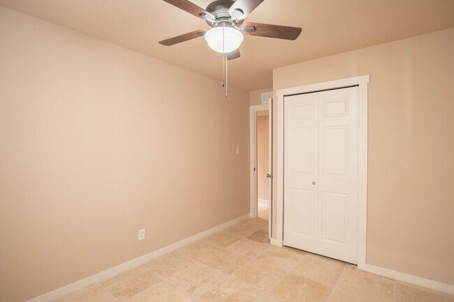 Building Photo - 2630 Fairway Dr