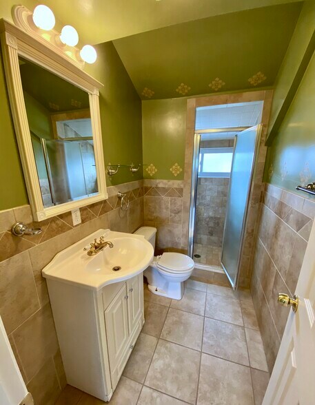 3rd floor full bath - 2223 Noble St