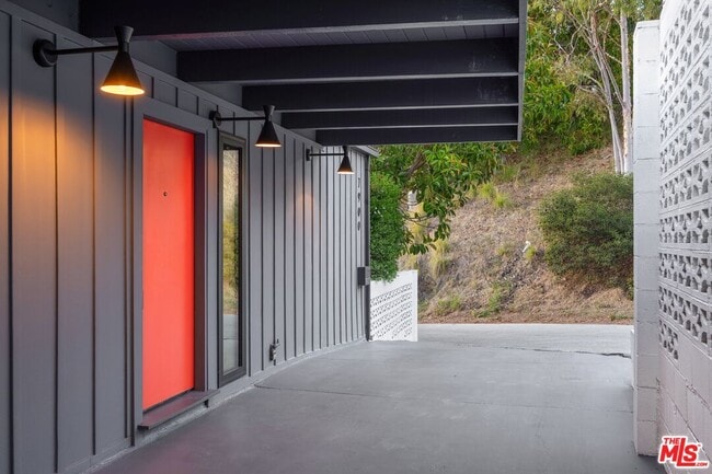 Building Photo - 7900 W Willow Glen Rd