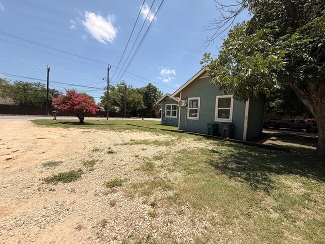 Building Photo - 1425 Quintana Rd