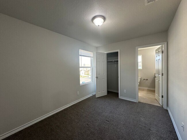 Building Photo - Town home for rent