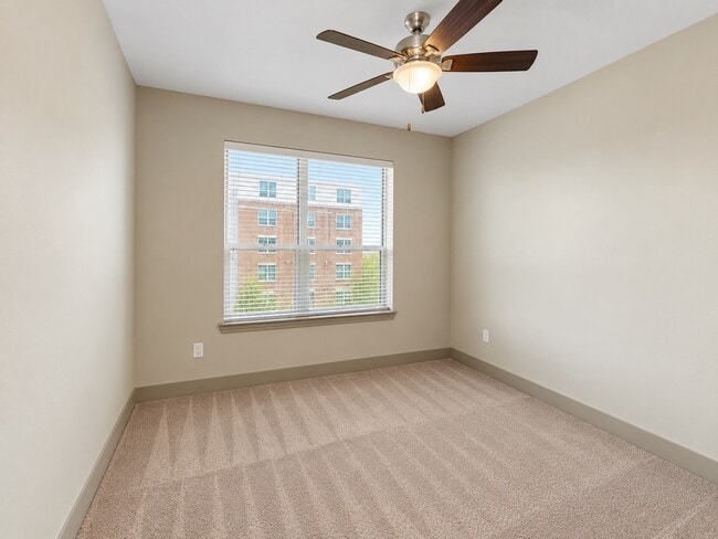 Building Photo - 10401 Town & Country Way