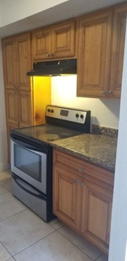 Building Photo - Privately owned 3 bedroom condo