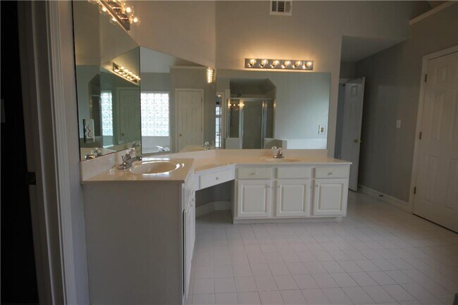Building Photo - 1581 Oak Park Cove