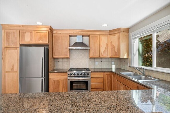 Building Photo - Immaculate Urban Townhome in Famed Alaska ...
