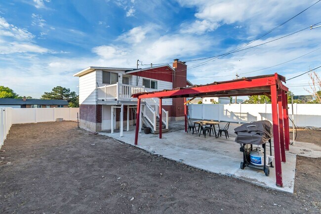 Building Photo - Spacious 4-Bed Unfurnished Home