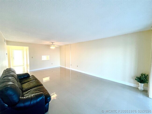Building Photo - 1175 NE Miami Gardens Dr