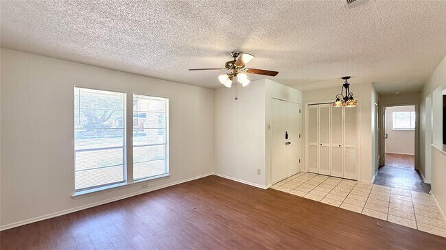 Building Photo - 10105 Oak Hollow Dr