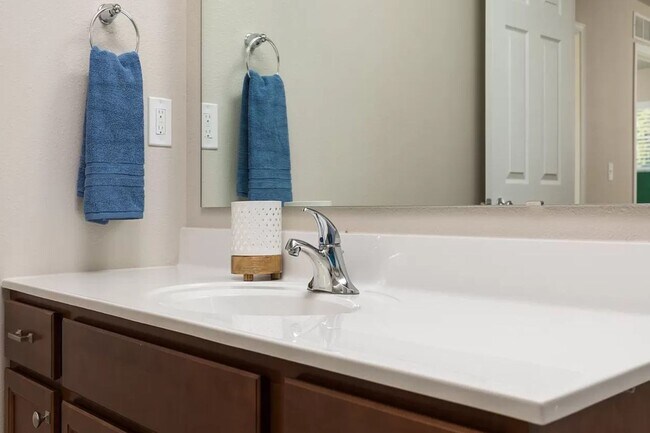 Building Photo - Large Newer Colonial for Lease in Fowlerville Schools