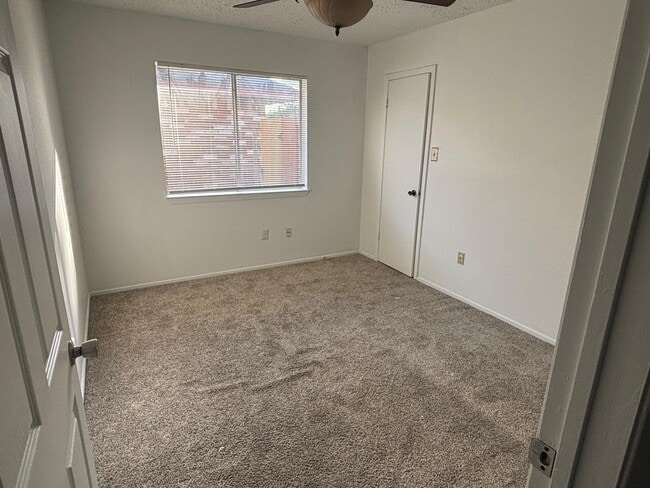 Building Photo - 7307 Crystalglen Dr