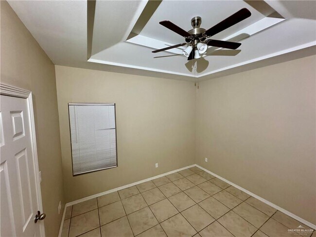 Building Photo - 12 Primrose Ave