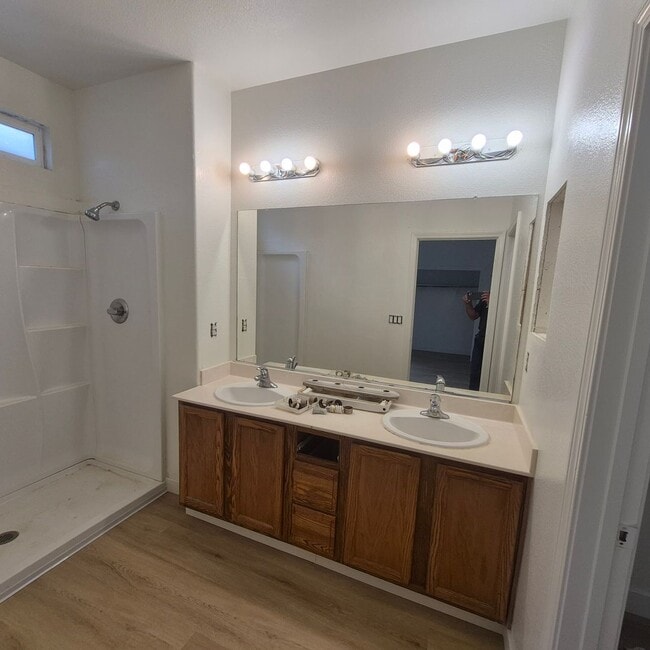 Building Photo - Single story Elk Grove home, 4 bedrooms, 2 baths; nice floor plan