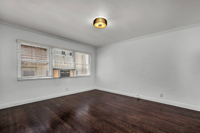 Building Photo - 2 bed + 2 bath in amazing location!!