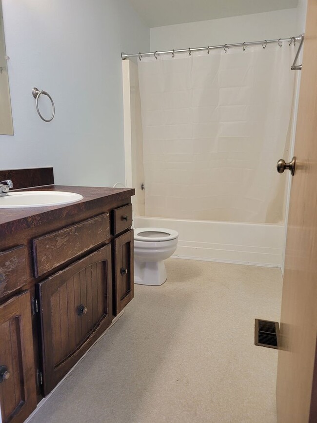 Building Photo - 3 bedrooms 2 bath