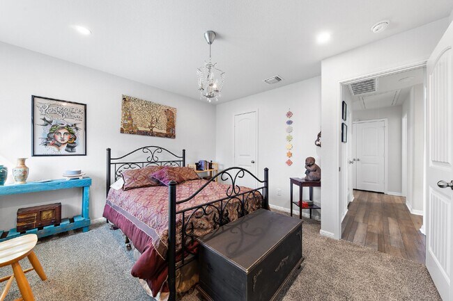 Building Photo - Spacious 5-Bedroom Home with Granite Count...