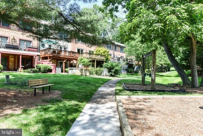 Building Photo - 2107 Golf Course Dr