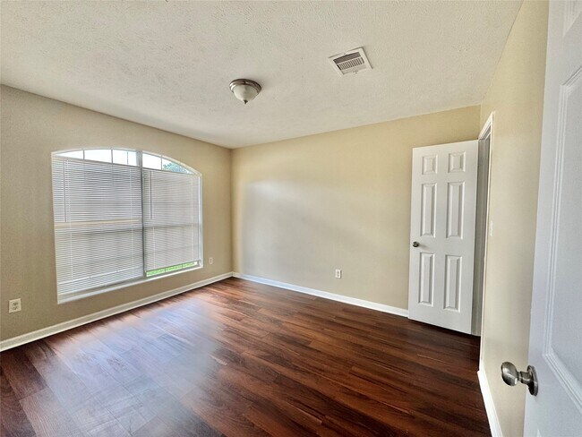 Building Photo - 10618 Pine Landing Dr