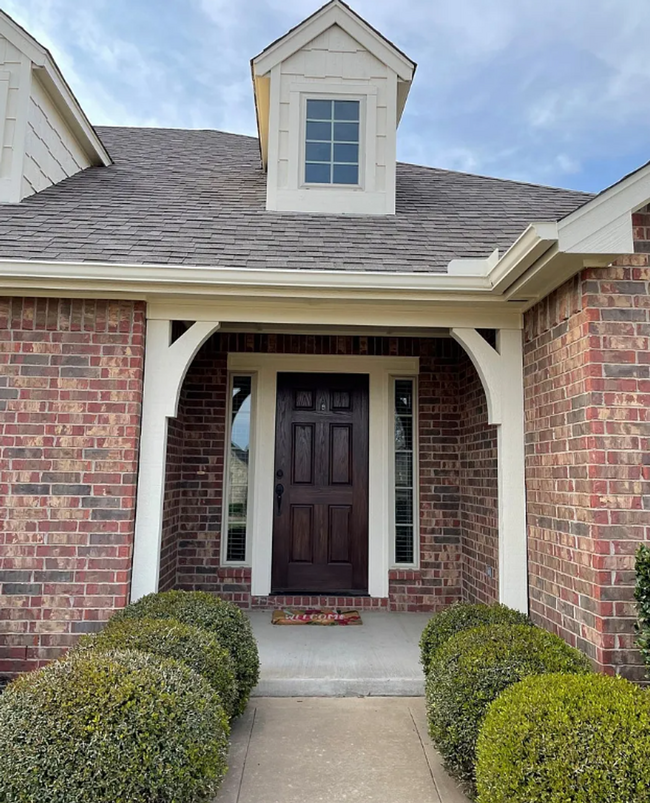 Building Photo - Spacious 4-bedroom, 2-bathroom home