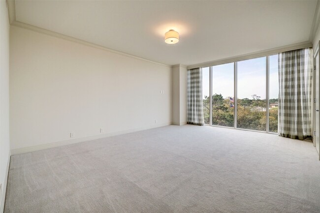 Building Photo - 121 N Post Oak Ln