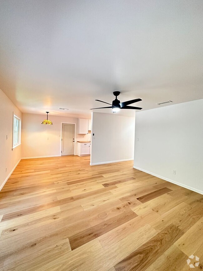 Building Photo - Updated East Davis home