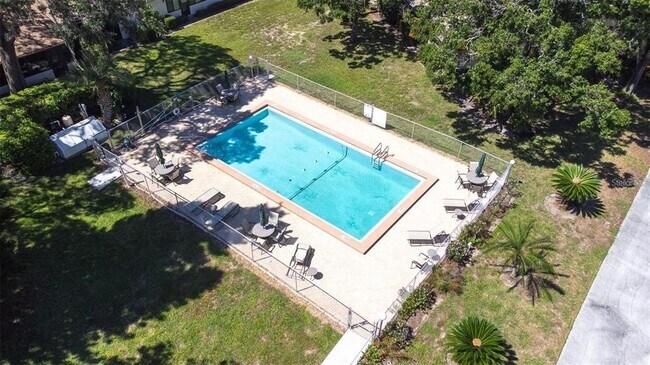 Building Photo - 2201 Pine Dr