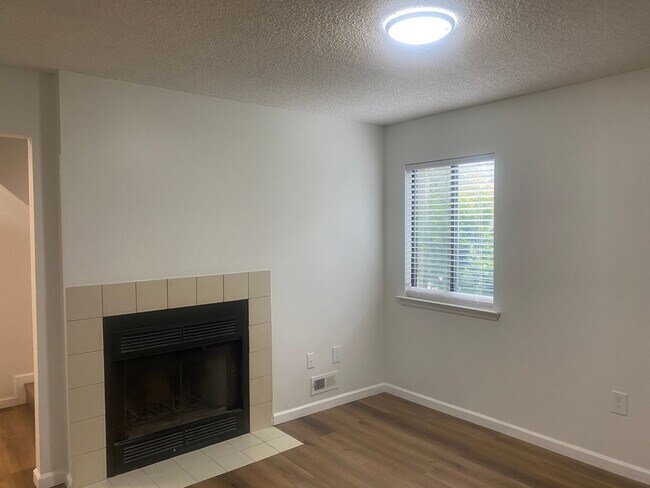 Building Photo - Charming 3BR Townhome in Plainsboro