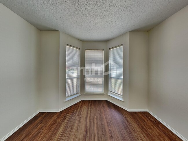 Building Photo - 1801 Wolf Creek Dr