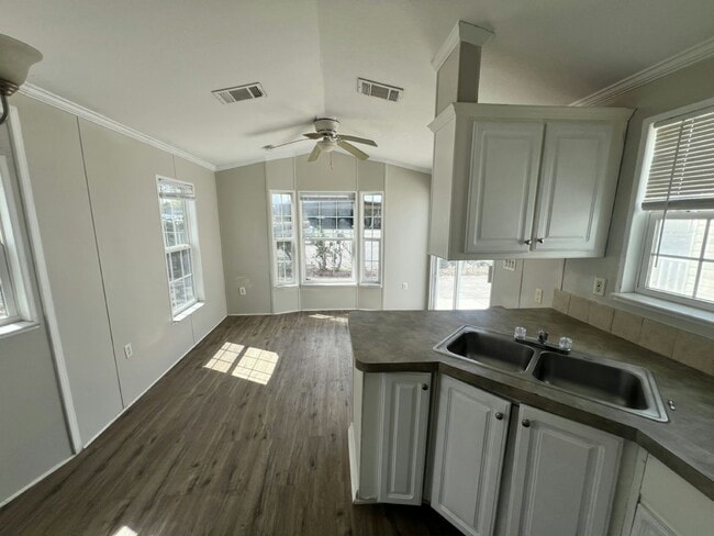 Building Photo - 3310 Chicago Bears St