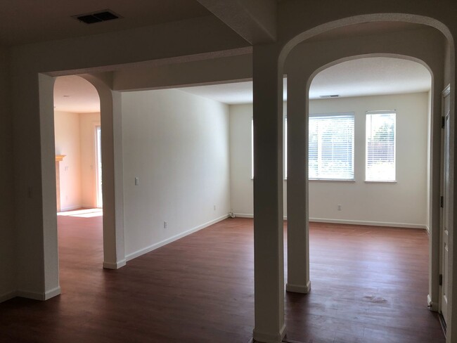 Building Photo - Spacious Folsom Parkway Home Near Park wit...