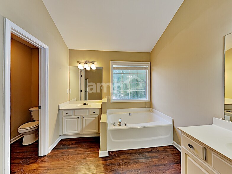 Building Photo - 1852 Clear Springs Ln