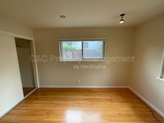 Building Photo - 1426 Ormsby Dr