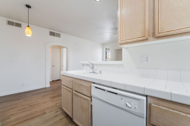 Building Photo - 2 bedroom remodeled condo in the Henderson...