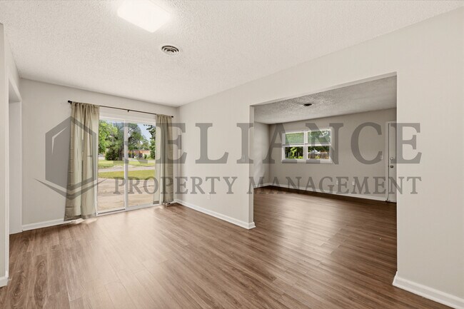 Building Photo - 903 E Osie St