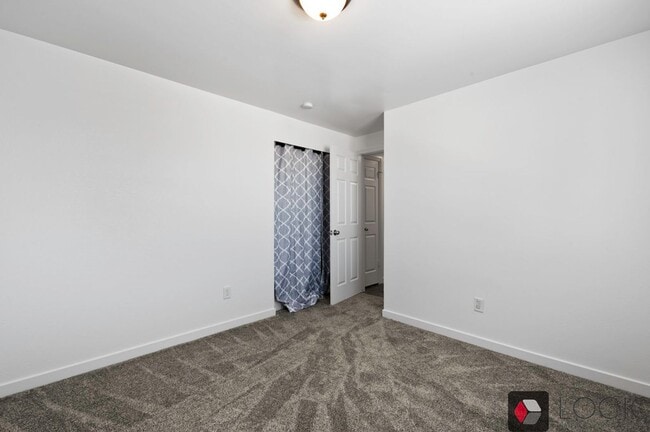 Building Photo - Stunning Single Family Home In Excellent M...