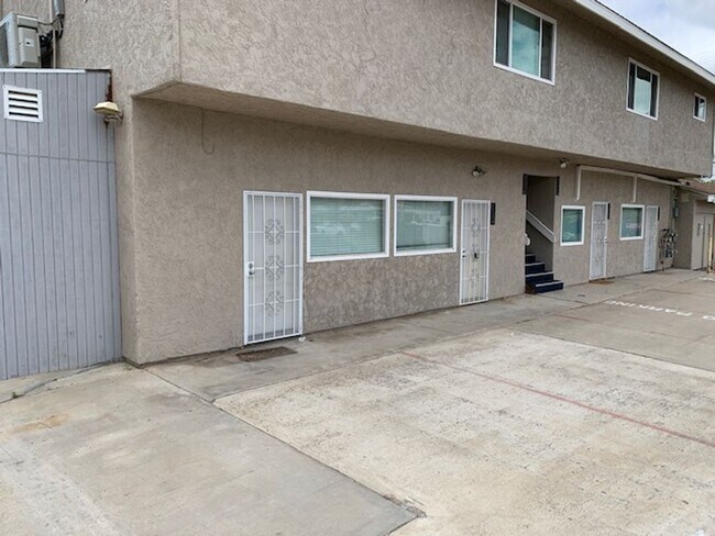 Building Photo - Updated 2BD/1BA Apartment with In-Unit Laundry + 2 Parking Spots - 1/2 Off Second Month's Rent