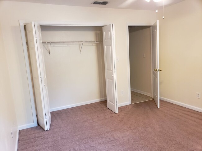 Building Photo - Large 4 bedroom town home with ceramic tile for rent right away for $1650