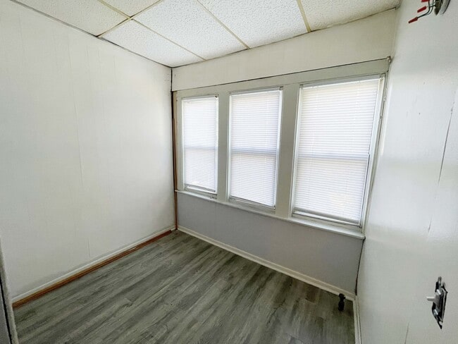 Building Photo - 2642 N Springfield Ave