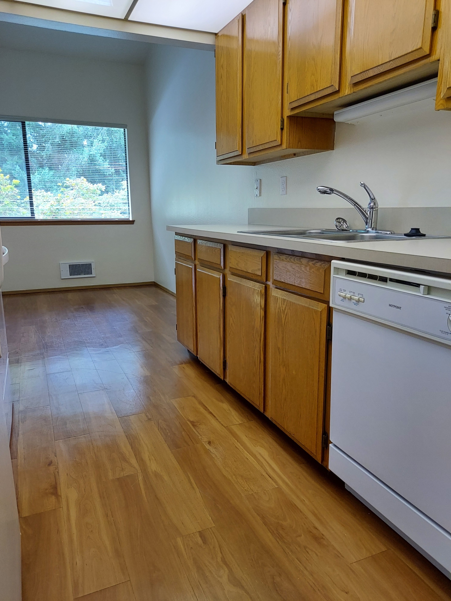 Kitchen sink - Inglewood Forest Apartments