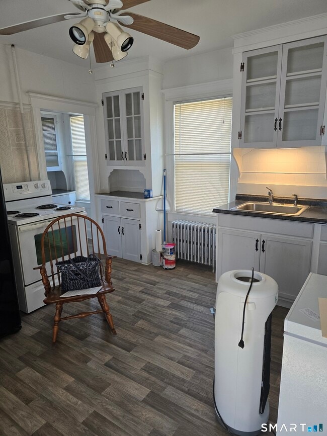 Building Photo - 785 Main St