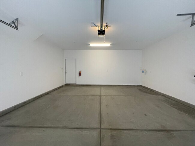 Building Photo - GATED 2 BED 2.5 BATH 2 CAR GARAGE 2 FLOOR ...